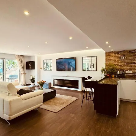 Luxury Modern Beachfront וילה