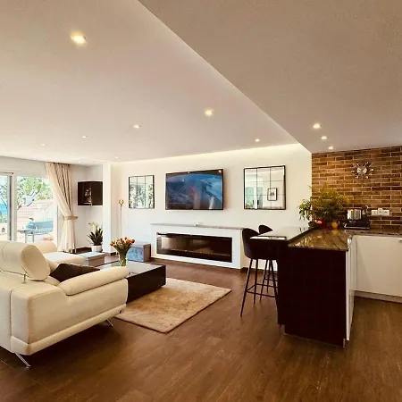 Luxury Modern Beachfront וילה