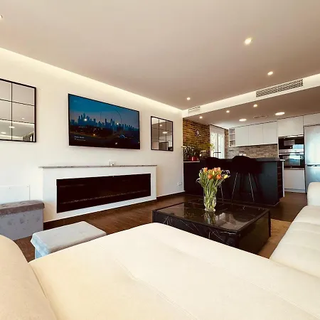 Luxury Modern Beachfront וילה