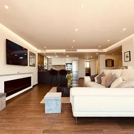 Luxury Modern Beachfront Villa *
